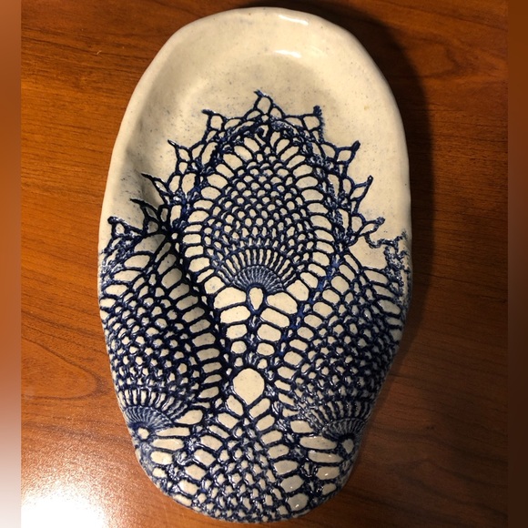 Bonnie Young Scoggins Lace Imprinted Pottery Spoon Rest - Picture 9 of 11